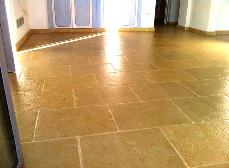 oferta piso de piedra amarilla